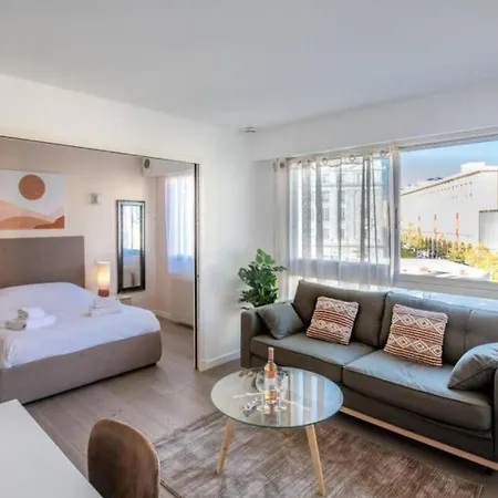 Joffre 2-4 - Bright 1 Bedroom Near Massena Apartment *