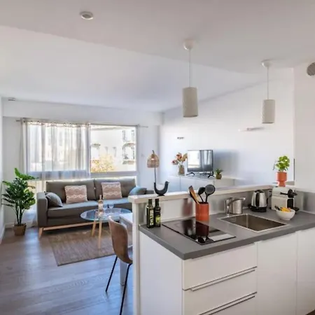 Joffre 2-4 - Bright 1 Bedroom Near Massena